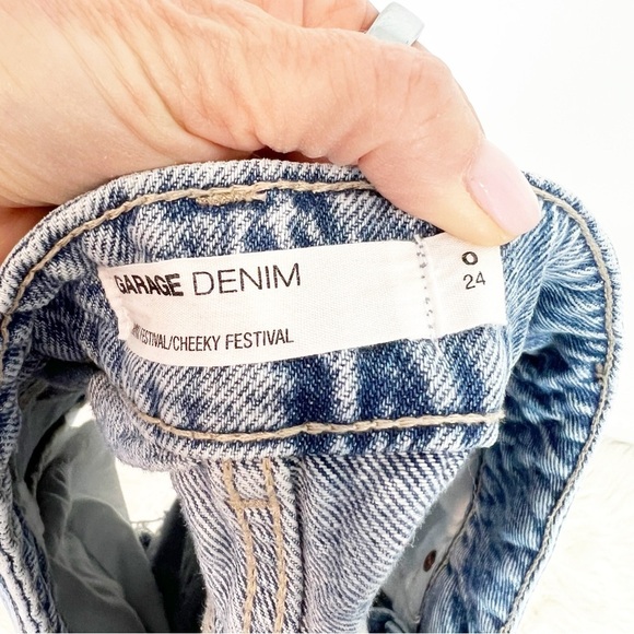 GARAGE DENIM MINI CHEEKY FESTIVAL DISTRESSED JEAN SHORTS SZ 0/24 - Picture 6 of 9